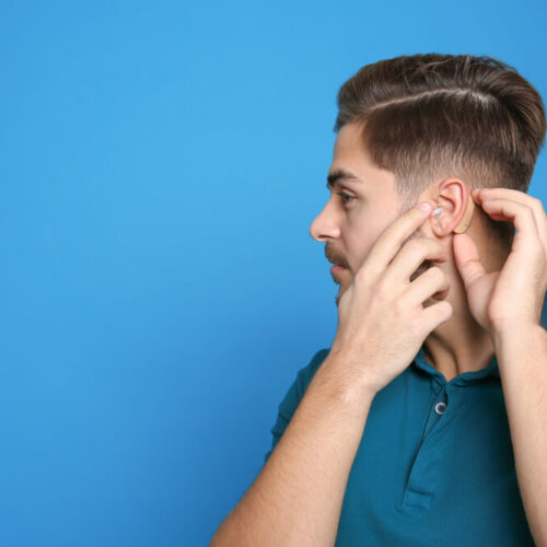 Społeczne skutki niedosłuchu – aparat słuchowy pozwoli Ci uniknąć izolacji