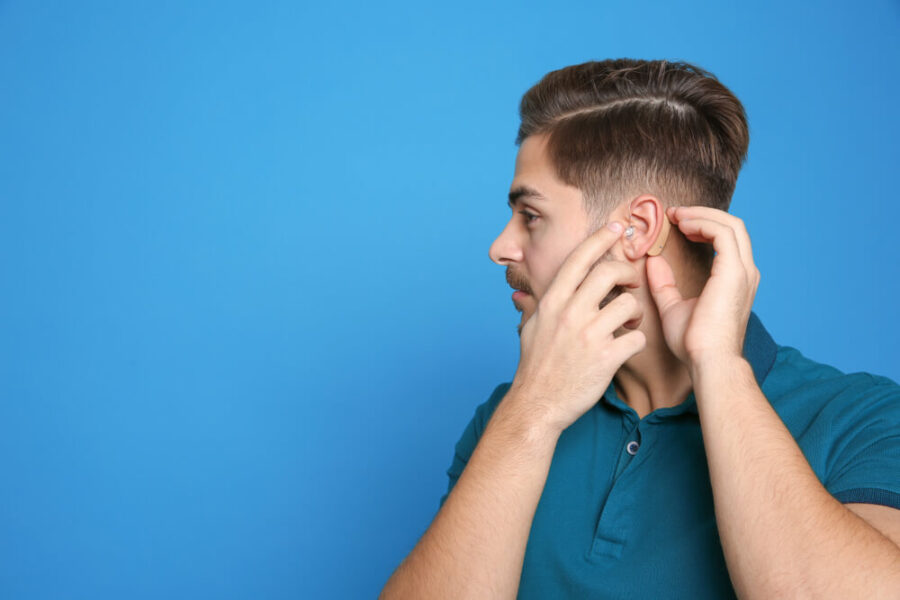 Społeczne skutki niedosłuchu – aparat słuchowy pozwoli Ci uniknąć izolacji